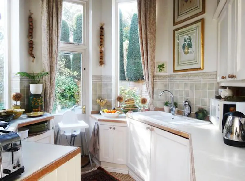 Kitchen at Traditional Wimbledon apartment, F1044 (photo 17)