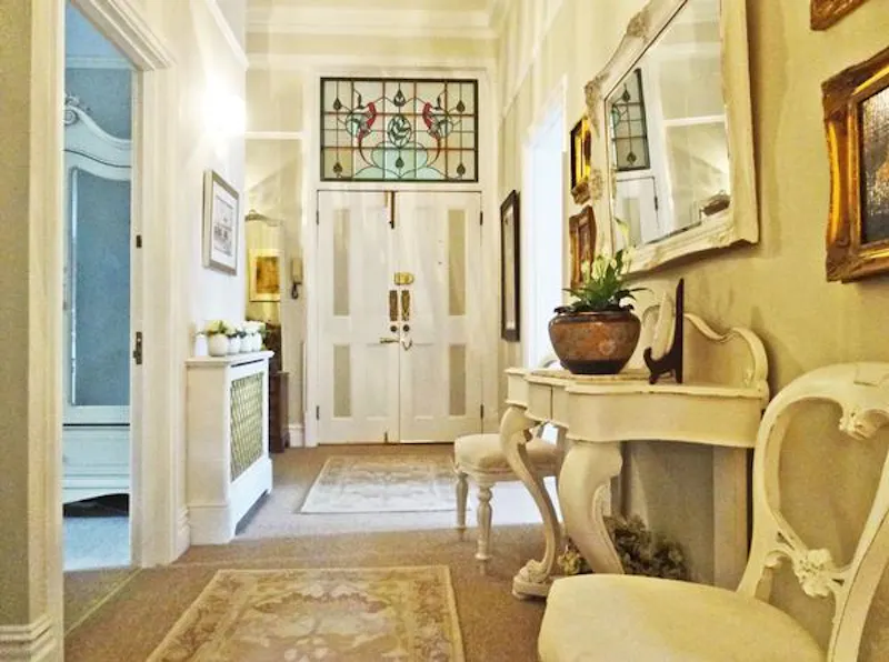 Entrance hall at Traditional Wimbledon apartment, F1044 (photo 2)