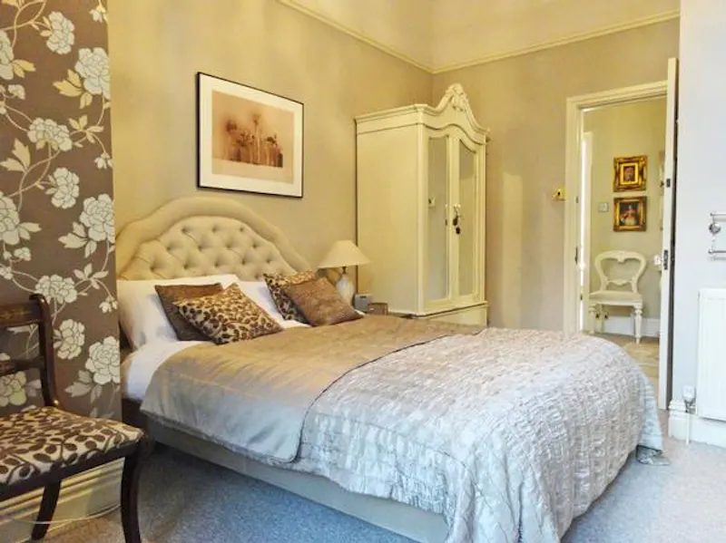 Bedroom at Traditional Wimbledon apartment, F1044 (photo 20)
