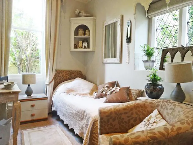 Bedroom at Traditional Wimbledon apartment, F1044 (photo 27)