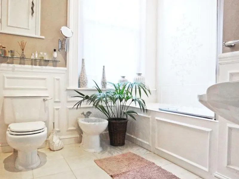Bathroom at Traditional Wimbledon apartment, F1044 (photo 30)
