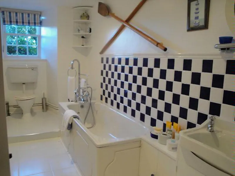 Bathroom at Film location H113 in Scotland (photo 21)