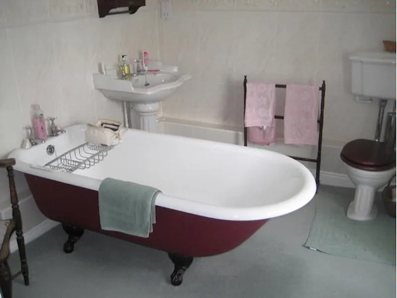 Bathroom at Manor House in Bicester, A1000 (photo 17)