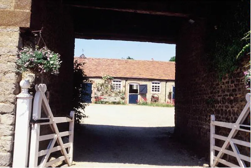 Gate at Manor House in Bicester, A1000 (photo 30)