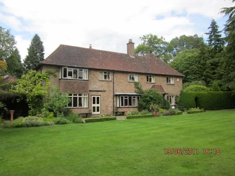 Film location D2080 in Surrey (photo 1)