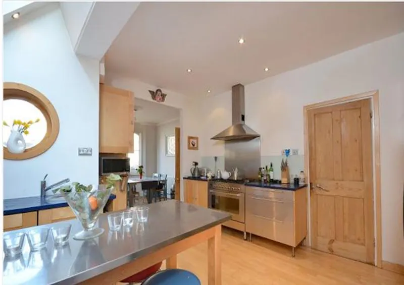 Kitchen at Kingston family house, B1610 (photo 11)
