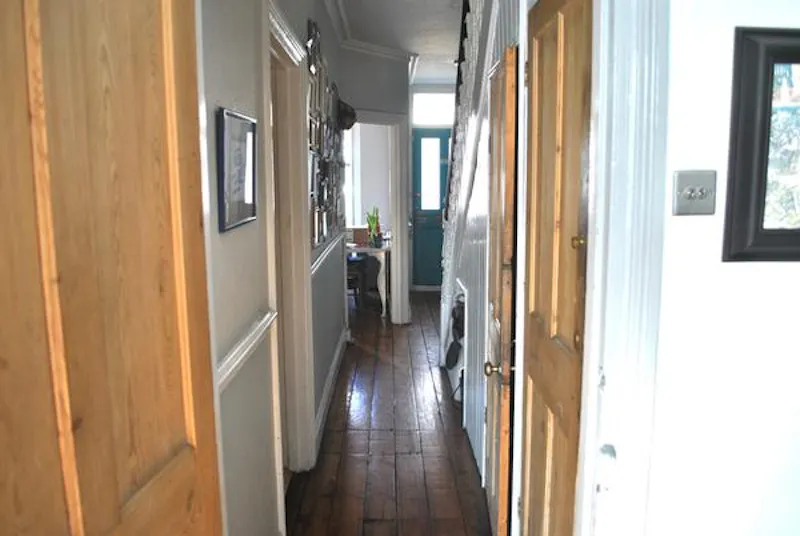 Entrance hall at Kingston family house, B1610 (photo 18)