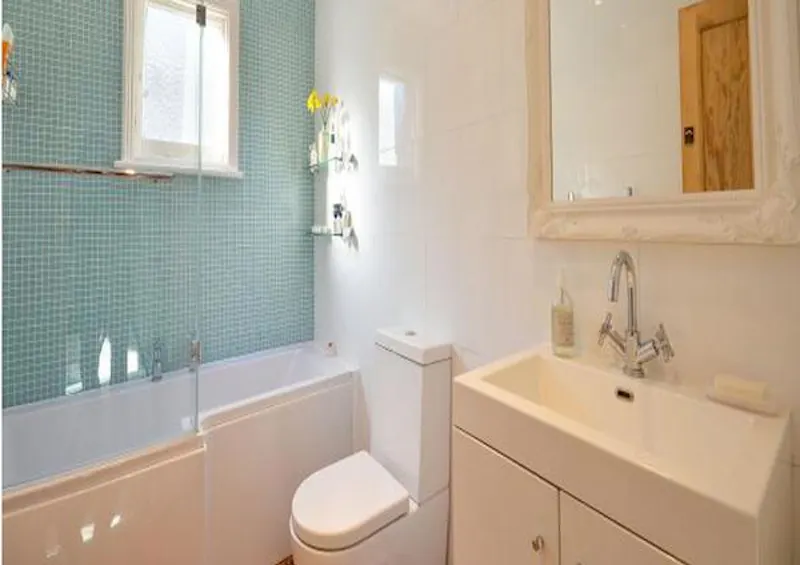 Bathroom at Kingston family house, B1610 (photo 26)