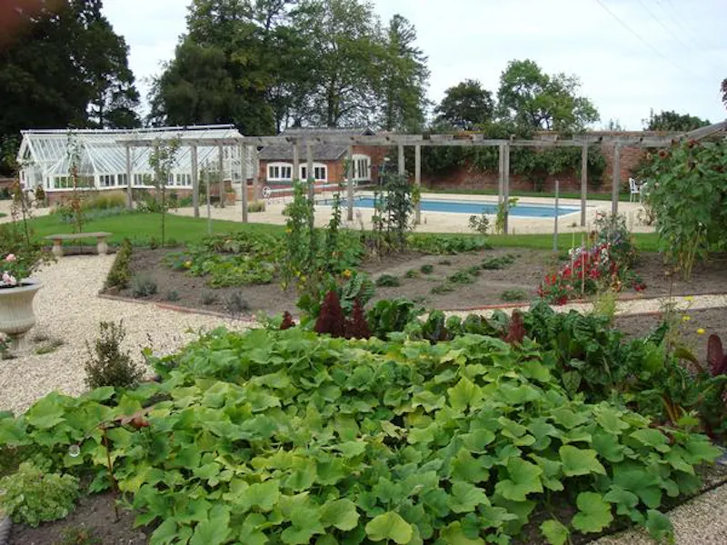 Swimming pool - outdoor at Manor house in Shrewsbury, B1612 (photo 23)