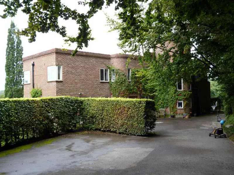 Driveway at Farnham art deco house, E388 (photo 41)