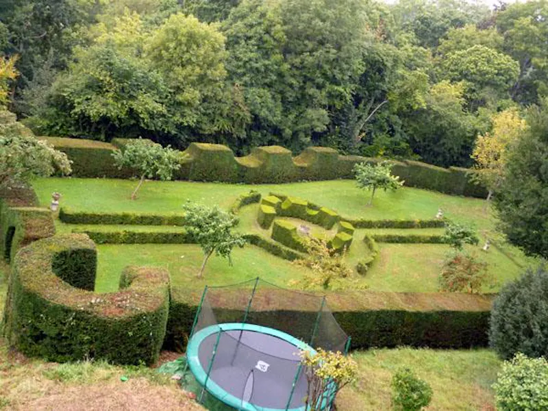 Garden - formal at Farnham art deco house, E388 (photo 30)