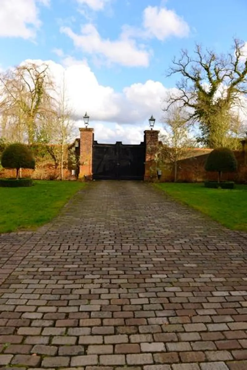 Gate at Film location D2172 in Buckinghamshire (photo 30)