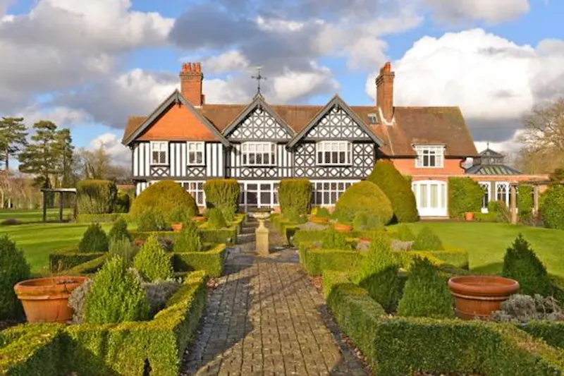 Garden - formal at Film location D2172 in Buckinghamshire (photo 37)