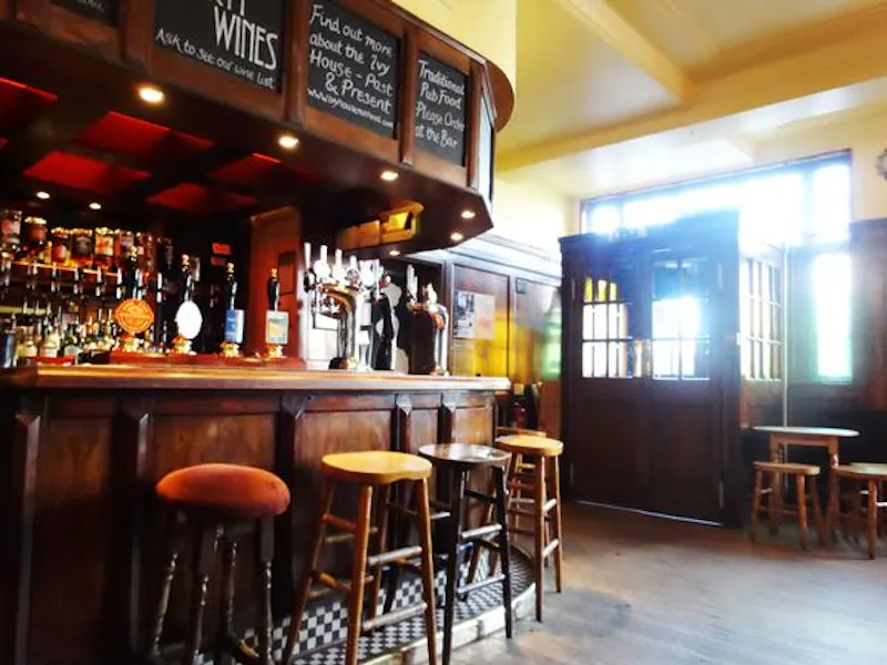 Peckham panelled pub with stage, R781 (photo 8)