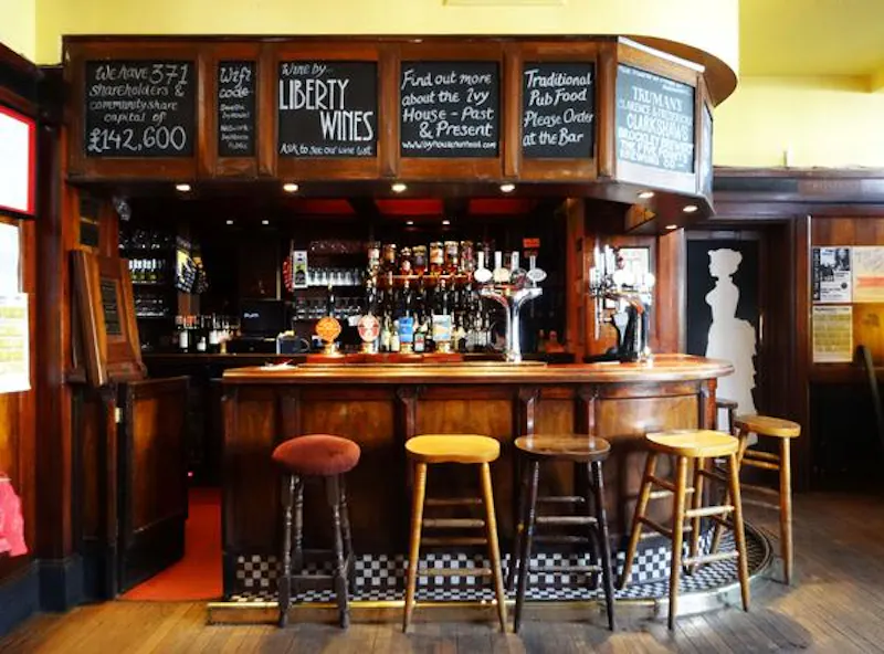 Peckham panelled pub with stage, R781 (photo 10)