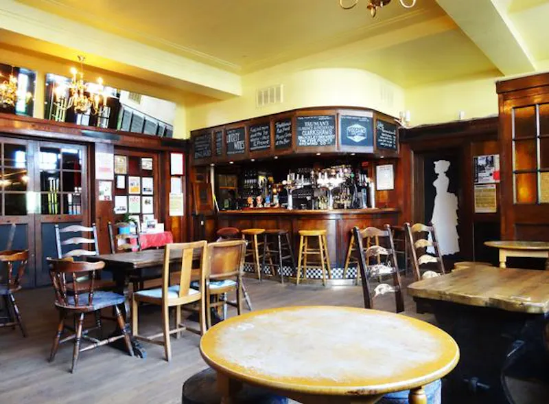 Peckham panelled pub with stage, R781 (photo 11)
