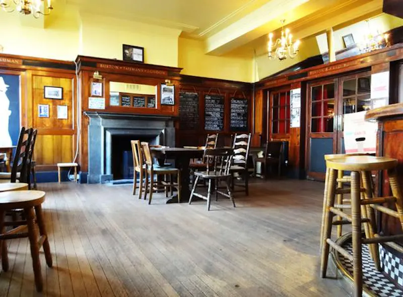 Peckham panelled pub with stage, R781 (photo 12)