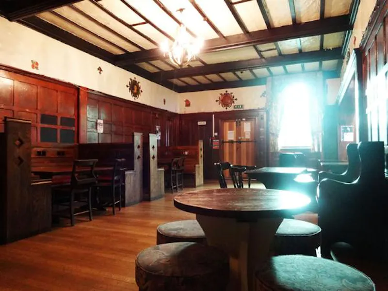 Peckham panelled pub with stage, R781 (photo 15)