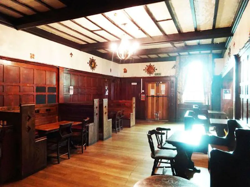 Peckham panelled pub with stage, R781 (photo 16)