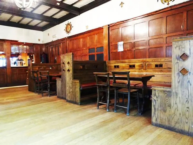 Peckham panelled pub with stage, R781 (photo 19)