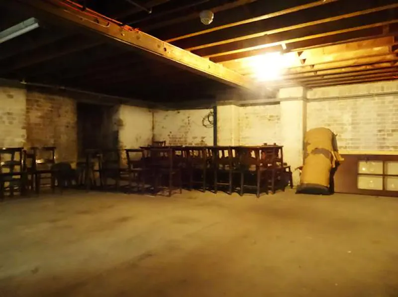 Peckham panelled pub with stage, R781 (photo 21)