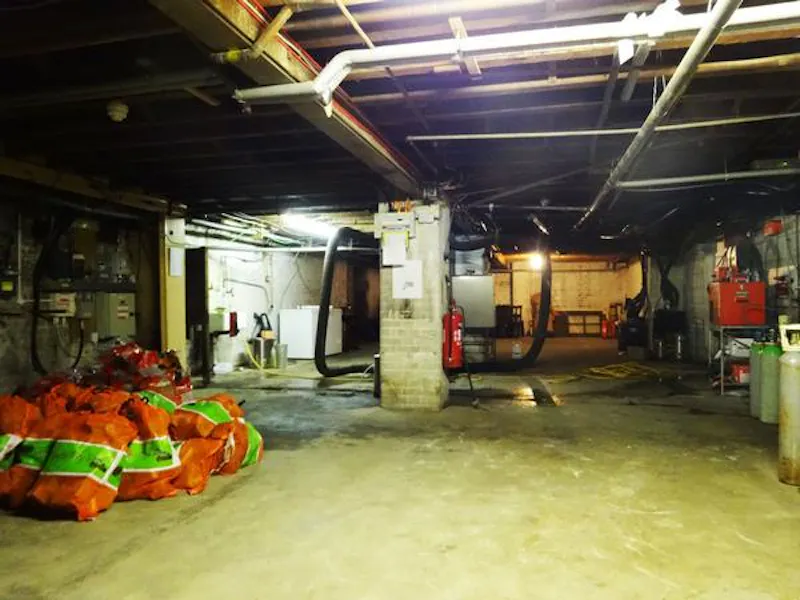 Peckham panelled pub with stage, R781 (photo 24)