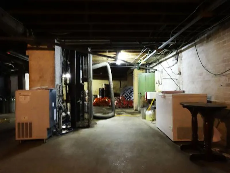 Peckham panelled pub with stage, R781 (photo 26)