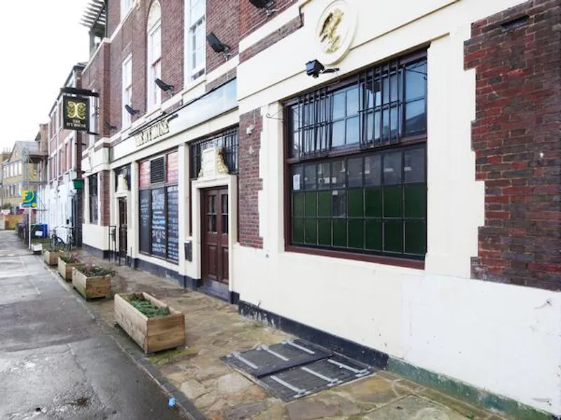 Peckham panelled pub with stage, R781 (photo 28)