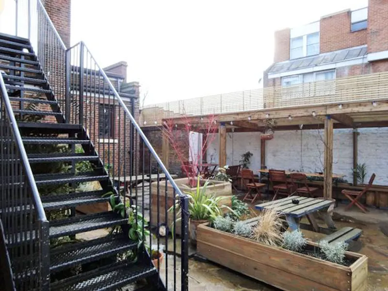 Peckham panelled pub with stage, R781 (photo 30)