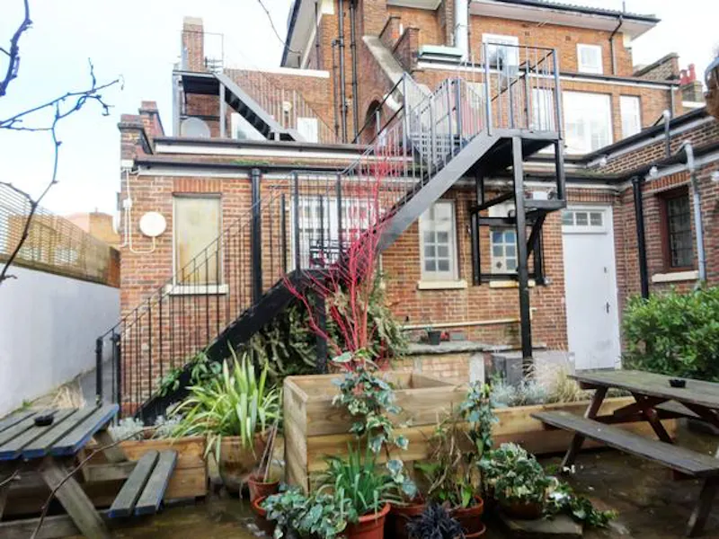 Peckham panelled pub with stage, R781 (photo 35)