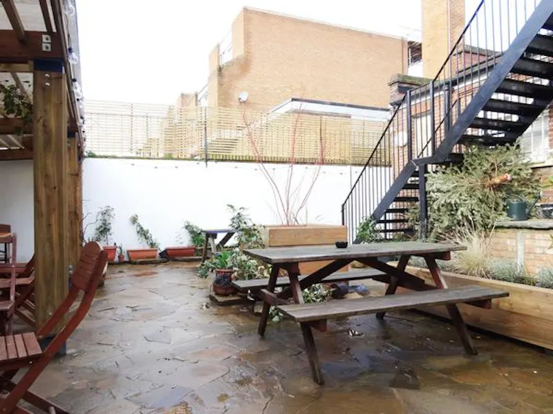 Peckham panelled pub with stage, R781 (photo 37)