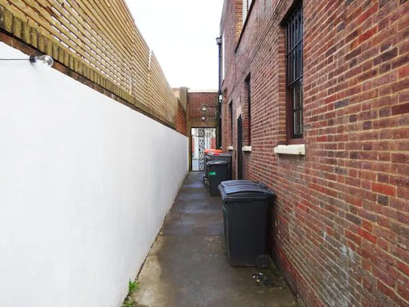 Peckham panelled pub with stage, R781 (photo 38)