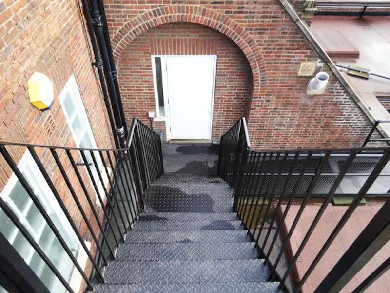 Peckham panelled pub with stage, R781 (photo 43)