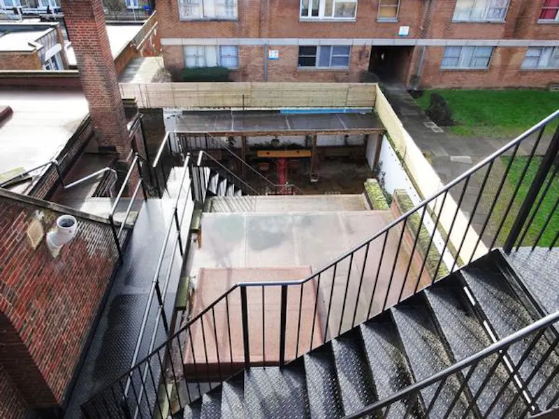 Peckham panelled pub with stage, R781 (photo 45)