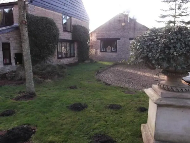 Courtyard at Film location L647 in Northamptonshire (photo 44)