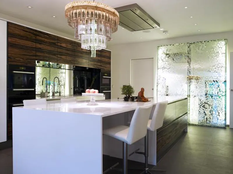 Glamorous Northwood house, K385 (photo 3)