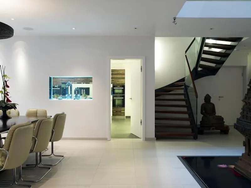 Staircase at Glamorous Northwood house, K385 (photo 10)