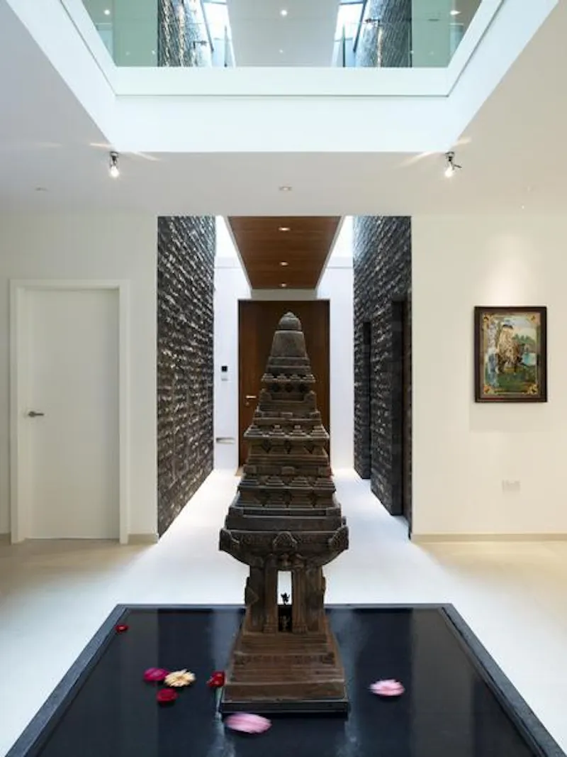 Entrance hall at Glamorous Northwood house, K385 (photo 13)