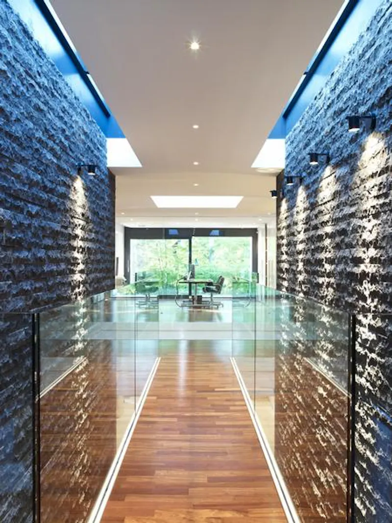 Corridor at Glamorous Northwood house, K385 (photo 15)