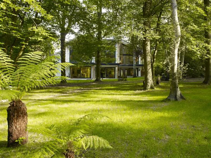 Garden at Glamorous Northwood house, K385 (photo 33)
