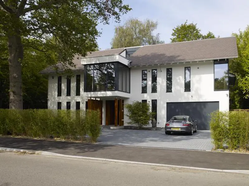 Driveway at Glamorous Northwood house, K385 (photo 38)