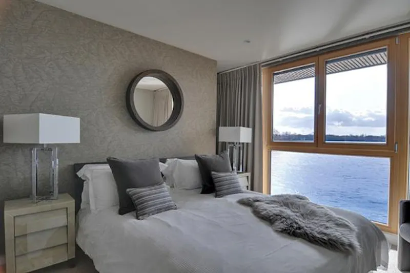 Wallpaper at Luxury Cotswold lakeside lodge, K386 (photo 12)