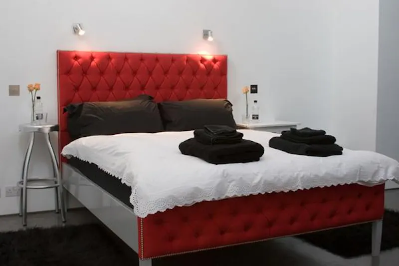 Bedroom at Black, white & red Tetbury house, A1340 (photo 6)