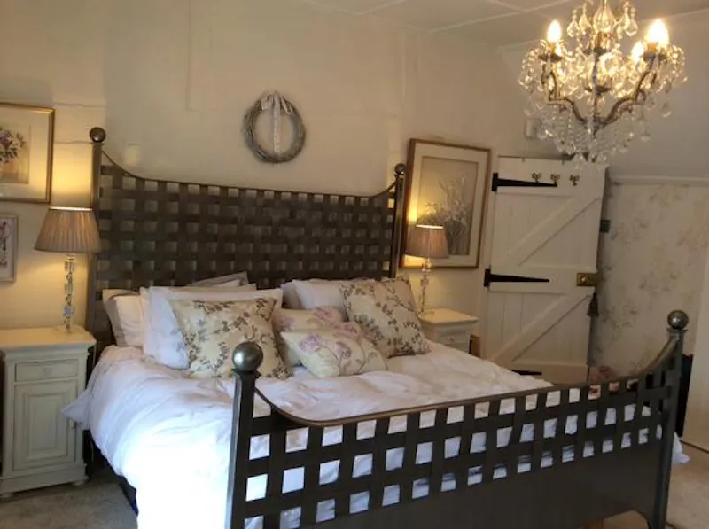 Bedroom at Film location C848 in Surrey (photo 17)