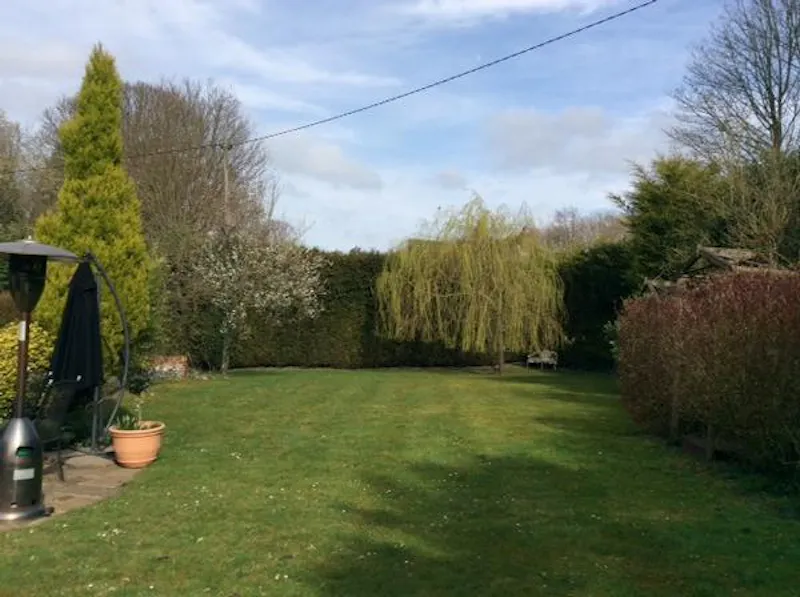 Garden at Film location C848 in Surrey (photo 29)