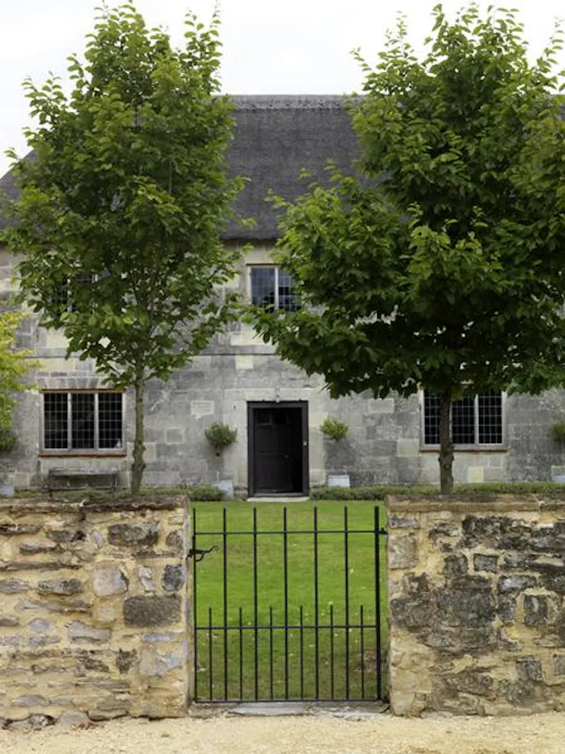 Picturesque Taunton farmhouse, L649 (photo 1)