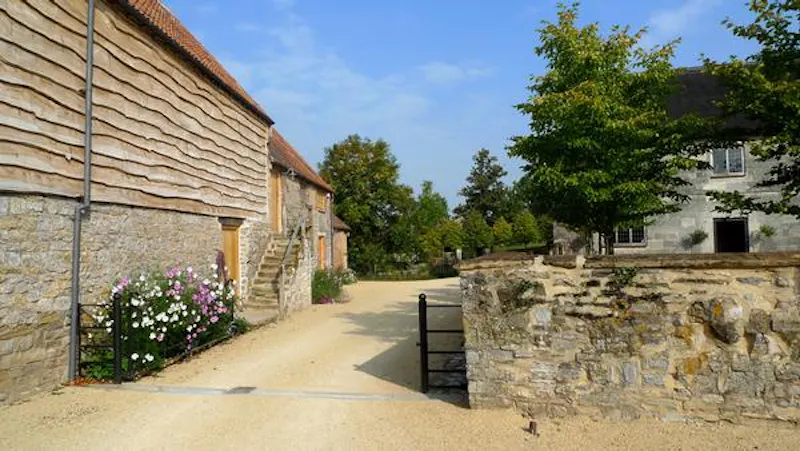 Picturesque Taunton farmhouse, L649 (photo 28)