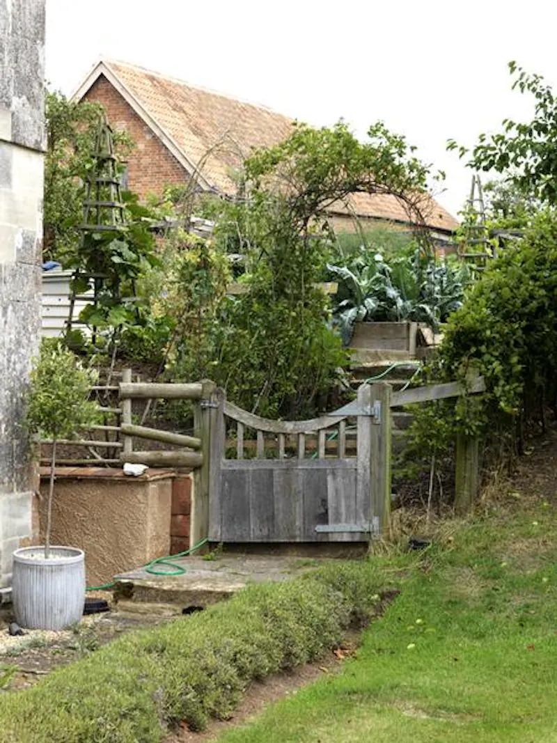 Picturesque Taunton farmhouse, L649 (photo 39)