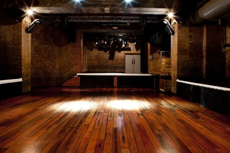 Stage at Film location R783 in London (photo 1)