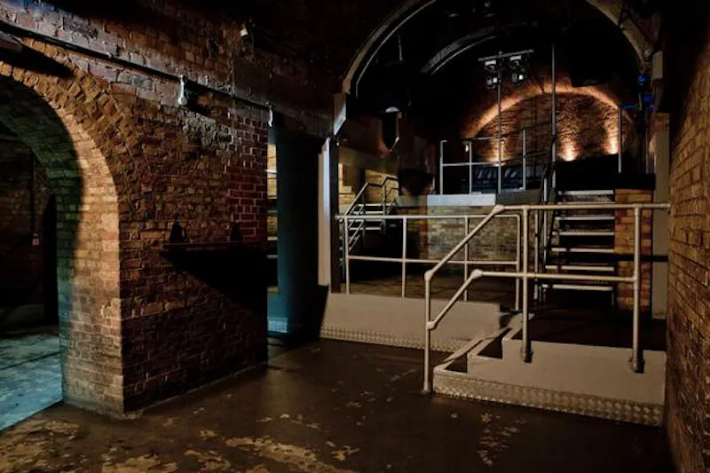 Staircase at Film location R783 in London (photo 2)